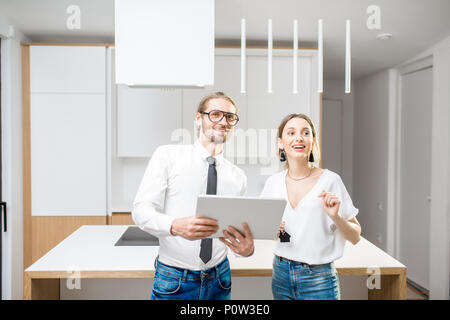 Junges Paar mit Tablet in der Küche Stockfoto