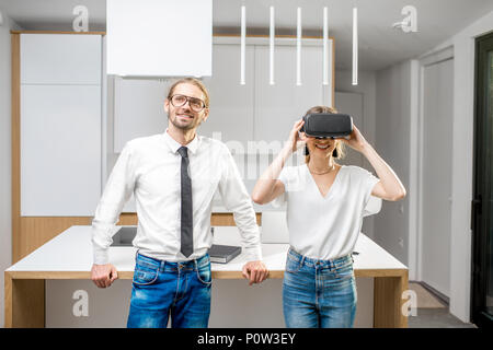Paar mit VR-Brille in der Küche Stockfoto