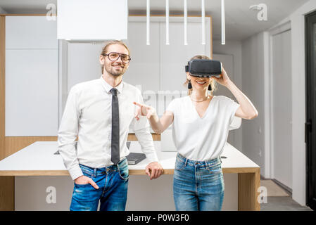 Paar mit VR-Brille in der Küche Stockfoto