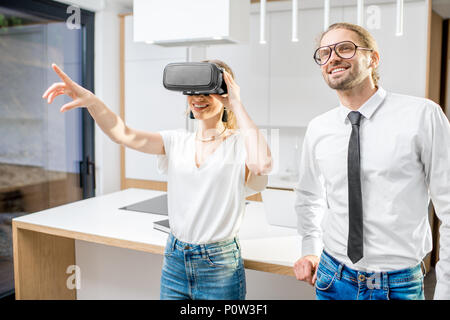 Paar mit VR-Brille in der Küche Stockfoto