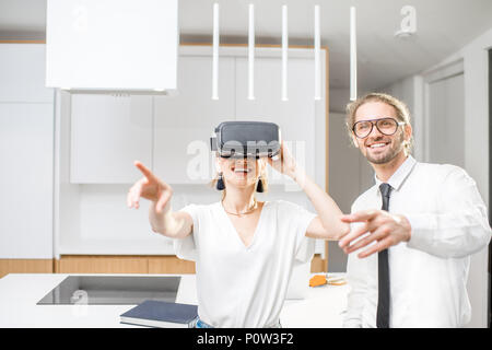 Paar mit VR-Brille in der Küche Stockfoto