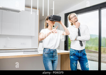 Paar mit VR-Brille in der Küche Stockfoto
