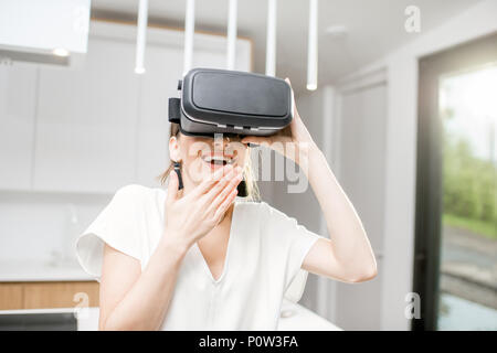 Frau mit VR-Brille zu Hause Stockfoto