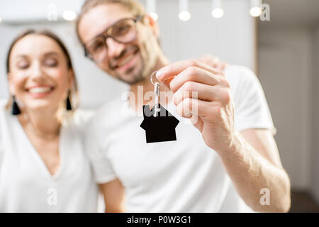 Glückliches Paar mit der Home-Taste im Innenbereich Stockfoto