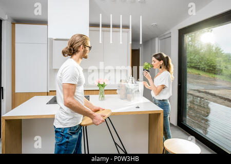 Junges Paar um zu Hause Stockfoto