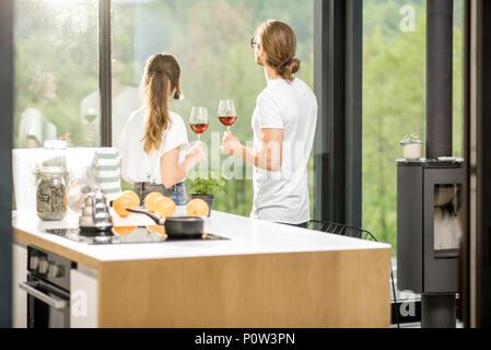 Junges Paar mit Wein zu Hause Stockfoto