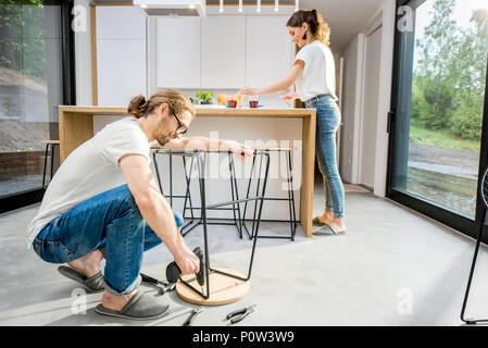 Paar tun Haus Aufgaben auf das moderne Apartment Stockfoto