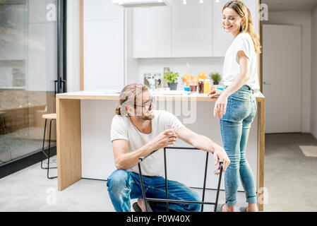 Paar tun Haus Aufgaben auf das moderne Apartment Stockfoto