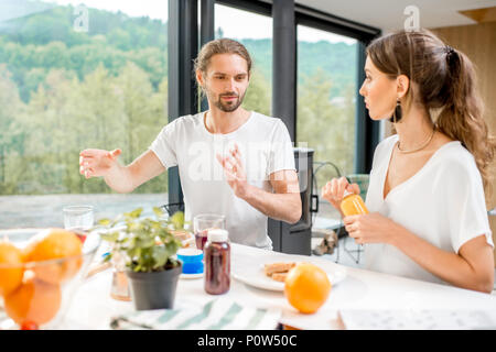 Paar mit einem Frühstück zu Hause Stockfoto