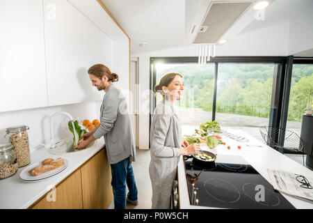 Paar Kochen in der Küche home Stockfoto