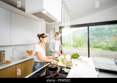 Paar Kochen in der Küche home Stockfoto