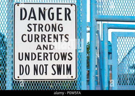 Schwimmen Sie nicht Zeichen Warnung vor starken Strömungen und undertows Stockfoto