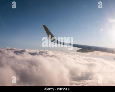 Aus dem Bullauge eines Verkehrsflugzeugs, von Valencia nach Rom links in den frühen Morgenstunden gesehen Stockfoto