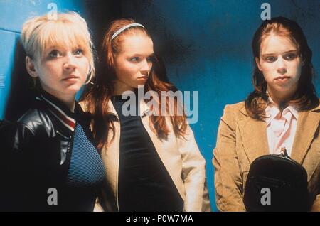 Original Film Titel: GROBE MÄDCHEN WEINEN NICHT. Englischer Titel: Große Mädchen weinen nicht. Film Regie: MARIA VON HELAND. Jahr: 2002. Stars: ANNA MARIA MÜHE, Karoline Herfurth, Josefine Domes. Stockfoto