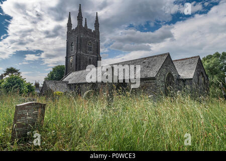 Die überwucherten Friedhof in St. Olaf Pfarrkirche in Poughill, North Cornwall. Teile des Gebäudes stammen aus dem 13. Jahrhundert. Stockfoto