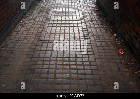 Alte Straße mit Kopfsteinpflaster Bodenbeläge im Laughton Rd, Dinnington, Sheffield S25 ein South Yorkshire alte Bergbaustadt Stockfoto