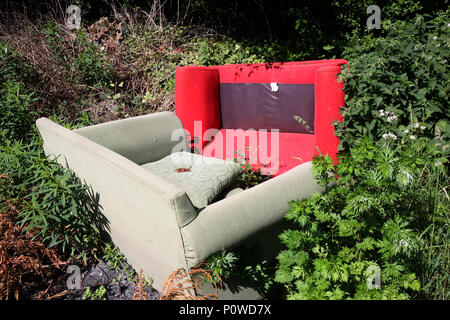 Hausmüll nur Trinkgeld an der Rückseite der Geschäfte im Laughton Rd, Dinnington, Sheffield S25 South Yorkshire eine alte Bergbaustadt Stockfoto