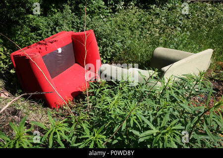 Möbel Ablagerung von Hausmüll nur Trinkgeld an der Rückseite der Geschäfte im Dinnington, Stockfoto