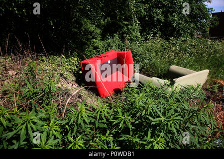 Möbel Ablagerung von Hausmüll nur Trinkgeld an der Rückseite der Geschäfte im Dinnington, Stockfoto