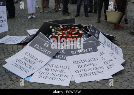 Mainz, Deutschland. 9. Juni 2018. Kerzen, weiße Rosen und Zeichen liegen auf einem make-shift Schrein., die getötet wurde durch einen Asylbewerber. Sie riefen auch dazu auf, sowohl zum Ruecktritt auf. (Foto von Michael Credit: PACIFIC PRESS/Alamy leben Nachrichten Stockfoto