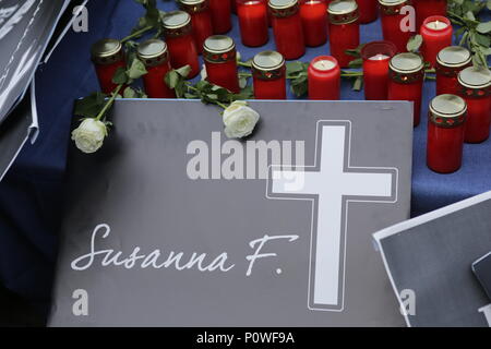 Mainz, Deutschland. 9. Juni 2018. Kerzen, und weiße Rosen liegen auf einem make-shift Schrein., die getötet wurde durch einen Asylbewerber. Sie riefen auch dazu auf, sowohl zum Ruecktritt auf. (Foto von Michael Debet Credit: PACIFIC PRESS/Alamy leben Nachrichten Stockfoto