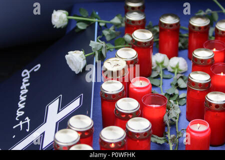 Mainz, Deutschland. 9. Juni 2018. Kerzen, und weiße Rosen liegen auf einem make-shift Schrein., die getötet wurde durch einen Asylbewerber. Sie riefen auch dazu auf, sowohl zum Ruecktritt auf. (Foto von Michael Debet Credit: PACIFIC PRESS/Alamy leben Nachrichten Stockfoto