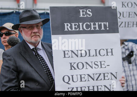 Mainz, Deutschland. 9. Juni 2018. Eine Demonstrantin hält ein Schild mit der Aufschrift 'Es ist genug -, die notwendigen Schlussfolgerungen zu ziehen". Wer wurde getötet von einem Asylbewerber. Sie riefen auch dazu auf, sowohl Credit: PACIFIC PRESS/Alamy leben Nachrichten Stockfoto