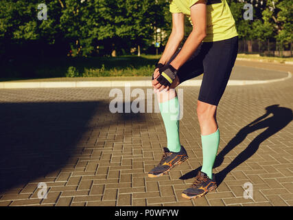 Verletzungen, Traumata und Strecken die Beine von einem Mann auf einem laufen lassen. Stockfoto
