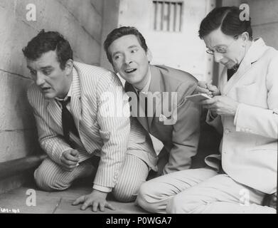 Original Filmtitel: CARRY ON AUSSPIONIEREN. Englischer Titel: WEITERMACHEN AUSSPIONIEREN. Film Regie: GERALD THOMAS. Jahr: 1964. Stars: Charles Hawtrey, Kenneth Williams, Bernard CRIBBINS. Credit: ANGLO-VERSCHMOLZEN/WARNER - PATHE/Album Stockfoto