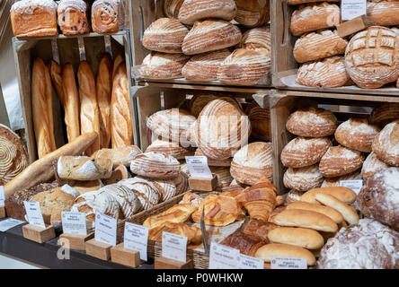 Brot für Verkauf bei Daylesford Organic Farm Sommer Festival. Daylesford, Cotswolds, Gloucestershire, England Stockfoto