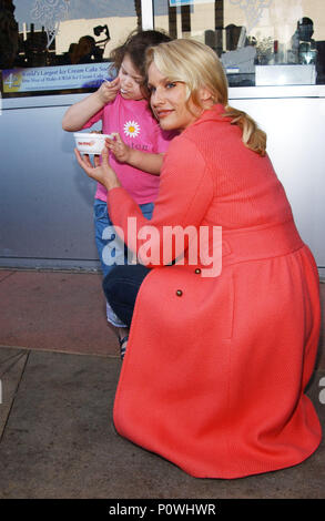 Nicolette Sheridan verleihen ihre Unterstützung zu diesem aktuellen Geldbeschaffungbemühung der Make a Wish Stiftung und wurde Celebrity Server an der Burbank Cold Stone Creamery Store in Los Angeles. April 25, 2005. 12 SheridanNicoletteA Red Carpet Event, Vertikal, USA, Filmindustrie, Prominente, Fotografie, Bestof, Kunst, Kultur und Unterhaltung, Topix Prominente Fashion/Vertikal, Besten, Event in Hollywood Leben - Kalifornien, Roter Teppich und backstage, USA, Film, Stars, Film Stars, TV Stars, Musik, Promis, Fotografie, Bestof, Kunst, Kultur und Unterhaltung, Topi Stockfoto