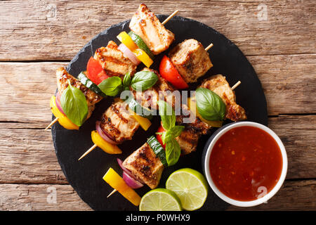 Würzig gegrilltem Hühnchen Kebab mit Gemüse mit Ketchup in der Nähe serviert - auf den Tisch. horizontal oben Ansicht von oben Stockfoto