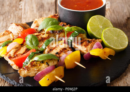 Frisch gegrillte Hähnchen Spieße mit Gemüse mit Soße und Kalk Nahaufnahme auf dem Tisch gekocht. Horizontale Stockfoto