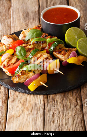 Köstliches vom Grill Hähnchenspieße mit Gemüse mit Ketchup und Kalk in der Nähe serviert - auf den Tisch. Vertikale Stockfoto