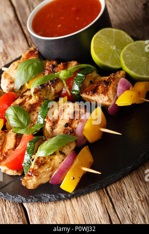 Würzig gegrilltem Hühnchen Kebab mit Gemüse mit Ketchup in der Nähe serviert - auf den Tisch. Vertikale Stockfoto