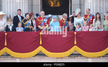 Foto muss Gutgeschrieben © Alpha Presse 079965 09/06/2018 Prinzessin Michael von Kent Lady Rose Windsor Tim Laurence Prinzessin Anne Prinzessin Beatrice Prinz Andrew, Herzog von York Queen Elizabeth II Prinz Charles Meghan Markle Herzogin von Sussex Prinz Charles Prinz Harry Herzog von Sussex Prinz William Herzog von Cambridge Kate Herzogin von Cambridge Katherine Catherine Middleton Prinzessin Charlotte von Cambridge Savannah Phillips und Prinz Georg von Cambridge Isla Elizabeth Phillips, Estella Taylor Eloise Taylor Herbst Phillips während die Farbe am Buckingham Palace auf der Mall in London. Stockfoto