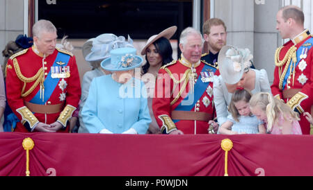 Foto muss Gutgeschrieben © Alpha Presse 079965 09/06/2018 Prinz Andrew, Herzog von York Queen Elizabeth II Meghan Markle Herzogin von Sussex Prinz Charles Prinz Harry Herzog von Sussex Prinz William Herzog von Cambridge Kate Herzogin von Cambridge Katherine Catherine Middleton Prinzessin Charlotte von Cambridge Savannah Phillips während die Farbe am Buckingham Palace auf der Mall in London sein. Stockfoto