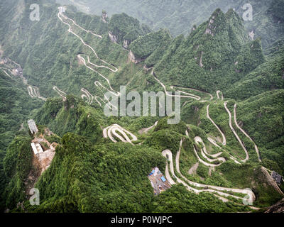 Ein Blick auf die gefährlichen 99 Kurven zum Tongtian Straße auf tianmen Mountain, der Himmel Tor an Zhangjiagie, Provinz Hunan, China, Asien Stockfoto