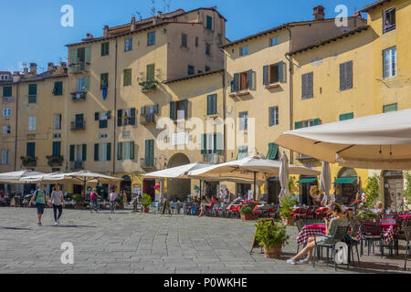 Italien, Toskana, Lucca, Piazza Anfiteatro Stockfoto