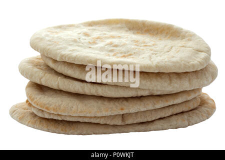 Pita Brot in einem Haufen von sechs auf einem isolierten weißen Hintergrund mit einen Freistellungspfad Stockfoto