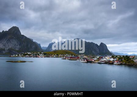 Mount Olstind und Reine Fischerdorf auf der Lofoten Stockfoto