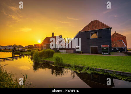 Sonnenuntergang über dem Dorf Zaanse Schans in den Niederlanden Stockfoto