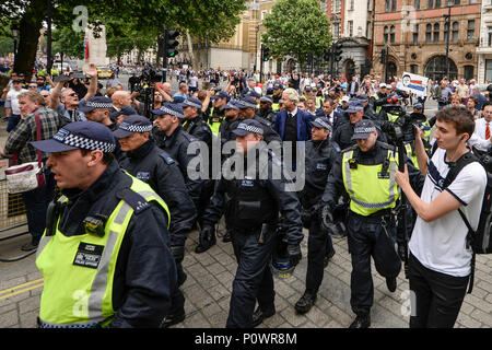 Unterstützer von Tommy Robinson protestierten in London demonstrieren für die Freigabe. Redner waren weit rechts Niederländische Politiker Geert Wilders. Polizei schützen Stockfoto