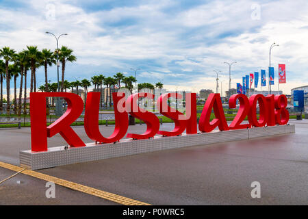 Sochi, Russland - 30. 2018. Installation der Inschrift symbolisiert FIFA WM 2018 Stockfoto