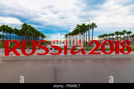 Sochi, Russland - 30. 2018. Installation der Inschrift symbolisiert FIFA WM 2018 Stockfoto