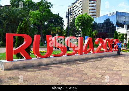 Sochi, Russland - 30. 2018. Installation der Inschrift symbolisiert der FIFA Fußball-Weltmeisterschaft 2018 in Kooperativen Square Stockfoto