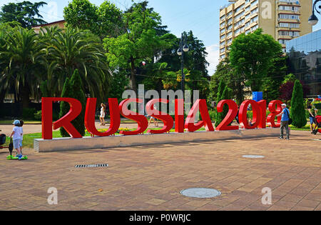 Sochi, Russland - 30. 2018. Installation der Inschrift symbolisiert der FIFA Fußball-Weltmeisterschaft 2018 in Kooperativen Square Stockfoto