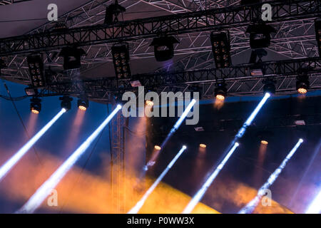 Blaue und weiße Strahler über der Bühne glänzen in Rauch Stockfoto
