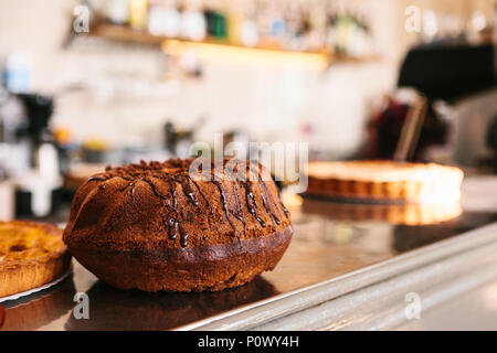 Eine frische Kuchen auf dem Tresen einer Bar oder in einem Cafe oder in einer kleinen hausgemachte Speisen, Shop Stockfoto