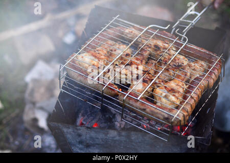 Shish Kebab von Chicken Wings sind im Bereich der Fried. Eine klassische Grill im Freien. Der Prozess der Braten Fleisch auf Holzkohle Stockfoto